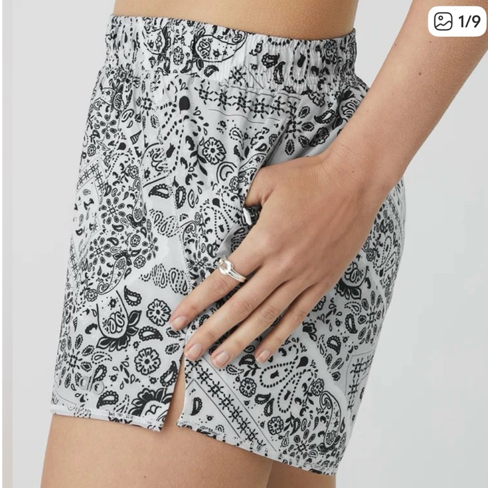 Alo yoga bandana stride short size XS